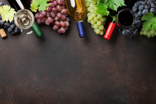 butelki wina i winogron